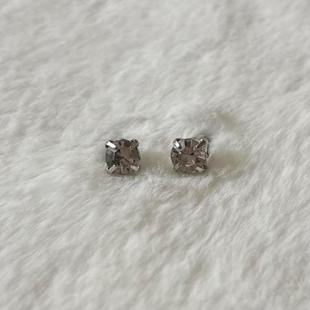5/$15 🩷 MUST BUNDLE Silver-Tone Clear Crystal Stud Earrings - Picture 3 of 3